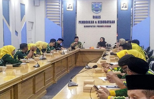 Foto: Rombongan Disdik Pasuruan Disambut Yunita Nur Laili Sekretaris Disdikdaya Kabupaten Probolinggo 