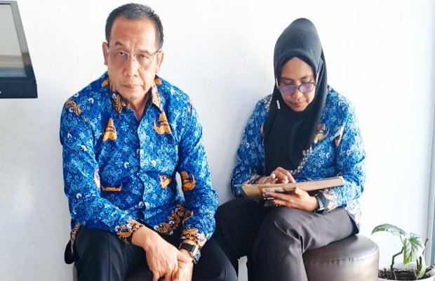 Foto: Sekdin DPMPTSP (berhijab hitam)