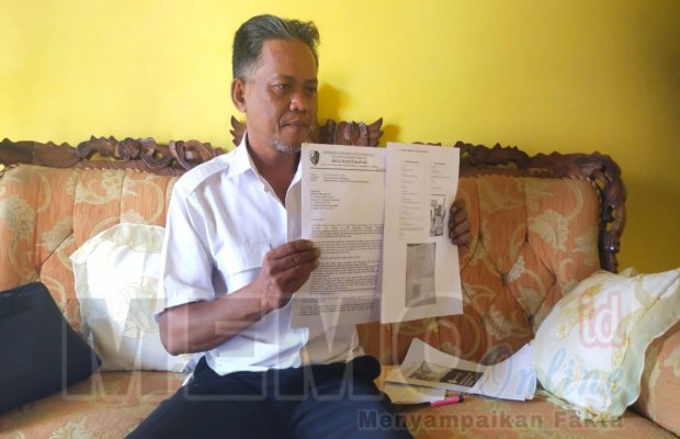 Foto : Rusbandi, Pj kepala desa Banyukapah menunjukan surat permohonan hak jawab ke salah satu stasiun televisi swasta