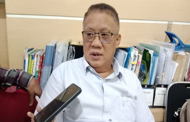 Foto: ‎‎Kades Oro-Oro Ombo, Wiweko saat tengah diwawancarai awak media di ruang kerjanya. 