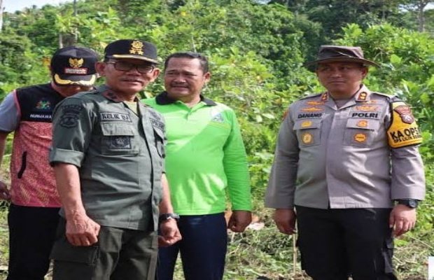 Foto: Administratur KKPH Malang, Kelik Djatmiko, saat tengah diwawancarai awak media.
