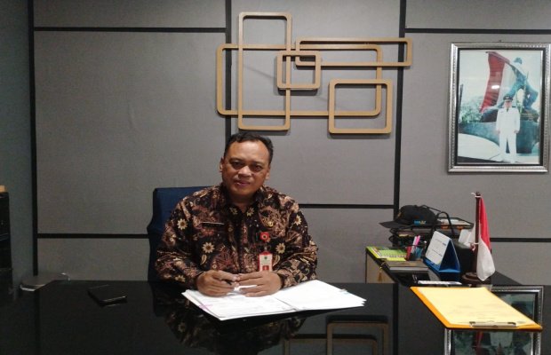 Foto: Kadisperkim Kota Batu, Drs. Arief As Siddiq, M.H saat diwawancara awak media di ruang kerjanya.