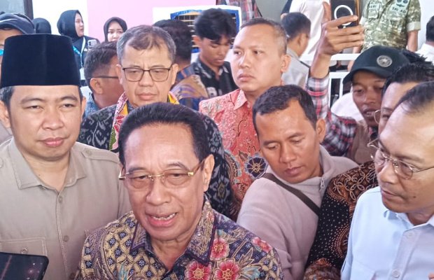 Foto: Dok. Wamenkes RI, dr. Benjamin Paulus Octavianus, Wakil Kepala BP Taskin, Ir. Iwan Sumule, Kepala Dinas Kesehatan Kabupaten Jember, Muhammad Zamroni dan Anggota DPR RI Komisi VI dari Partai Gerindra, Kawendra Lukistian.