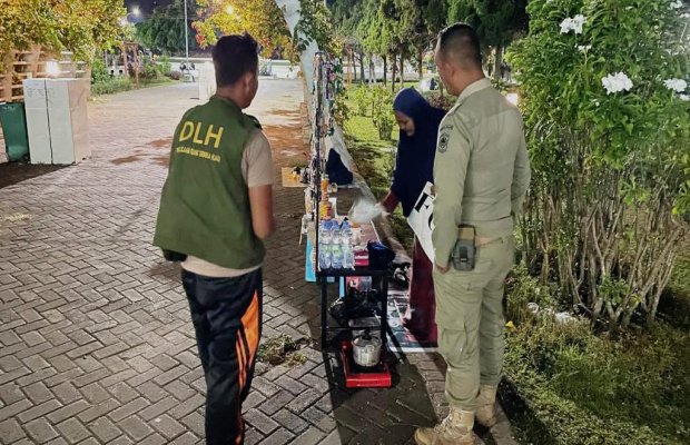 Foto: Petugas memberikan imbauan