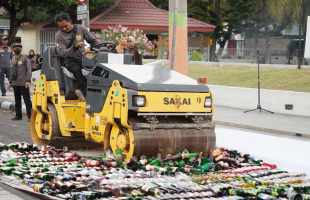 Foto : Pemusnahan ribuan miras di depan Kantor Bupati Lumajang