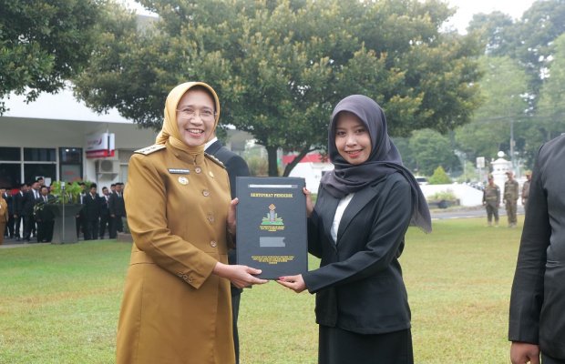 Foto : Bupati Lumajang memberikan sertifikasi pada perwakilan guru