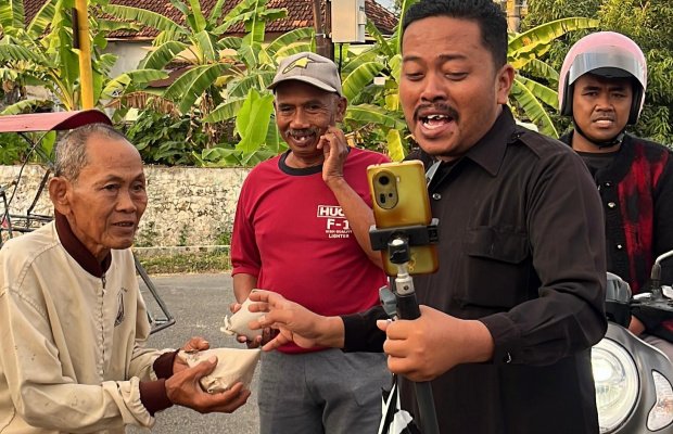 Foto: Aksi Sosial 'Kancana Letkol Teddy' saat Membagikan Ratusan Nasi Bungkus di Sumenep 
