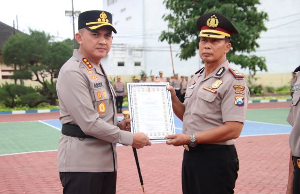 Foto: Kapolresta Sumenep Kombes Pol. Ariek Indra Sentanu, S.H., S.I.K., M.H. saat melepas personil purna 