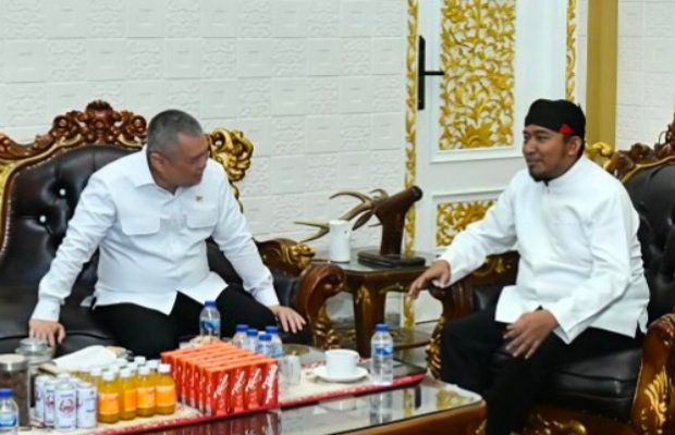 Foto: Bupati Sumenep Dr H. Achmad Fauzi Wongsojudo SH MH Saat Menerima Kunjungan Menhub RI Dudy Purwagandhi di Kediamannya, Minggu (02/08/2026)