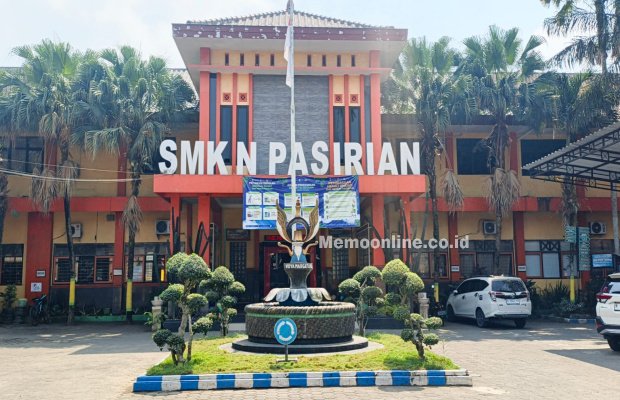 Foto : SMKN Pasirian nampak dari depan