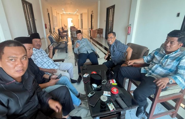 Foto: Pimpinan dan anggota DPRD Kabupaten Sumenep saat menunggu OPD rapat 
