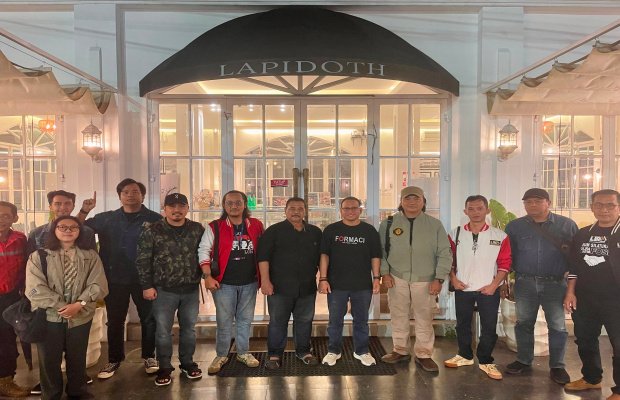 Foto: Presiden LIRA Andi Syafrani, saat sesi foto bersama di acara "Ngopi Bareng"