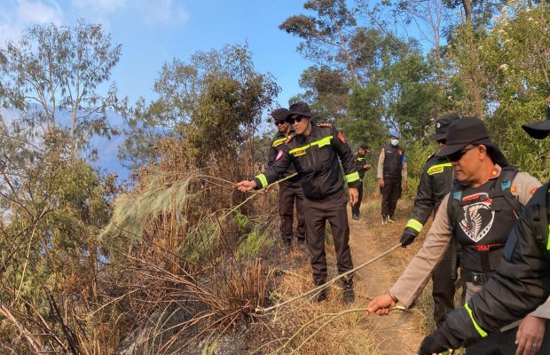 Foto: Kapolres Lumajang saat berada di lokasi melakukan penyekatan api