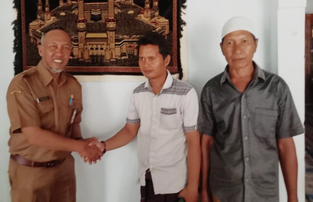 Foto: Dirut RSUD dr. Haryoto Lumajang berjabat tangan dengan keluarga pasien yang meninggal dunia