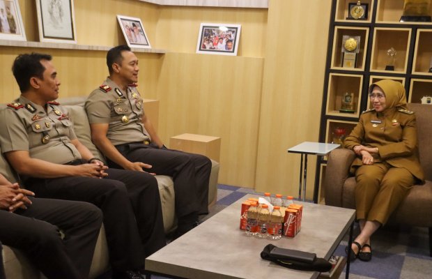 Foto : Kapolres Lumajang didampingi Wakapolres saat bertemu Bupati ‎ 