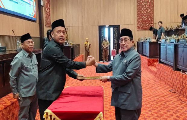 Foto: Ketua DPRD Sumenep Zainal arifin dan Wakil Bupati Sumenep KH Imam Hasyim Sepakati Perubahan KUA-PPAS 2026.