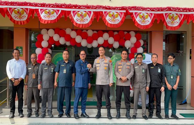 Foto : Kapolres Lumajang berjabat tangan dengan Ketua Pengadilan Lumajang