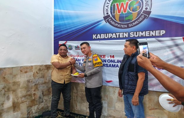 Foto: (Dari kiri) Ketua IWO, Polresta dan anggota DPRD Sumenep di Momentum Tasyakuran HUT ke - 14 IWO 
