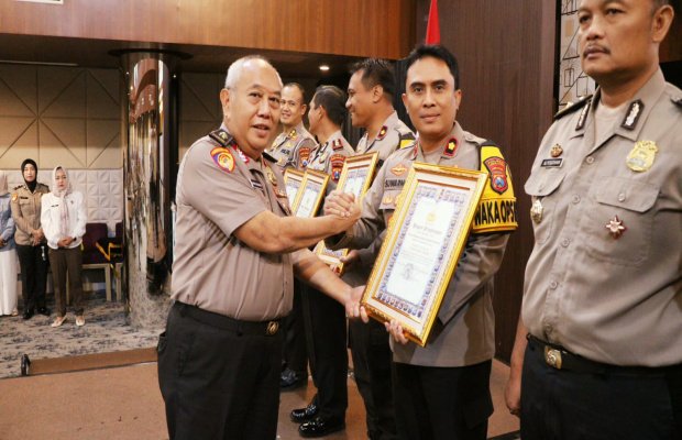 Foto : Penyerahan penghargaan diterima Wakapolri Lumajang