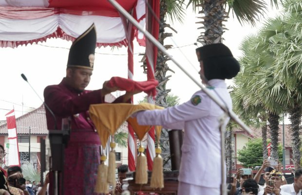 Foto: Bupati Sumenep Achmad Fauzi Wongsojudo saat Menyerahkan Sang Saka Merah Putih kepada Pengibar Bendera