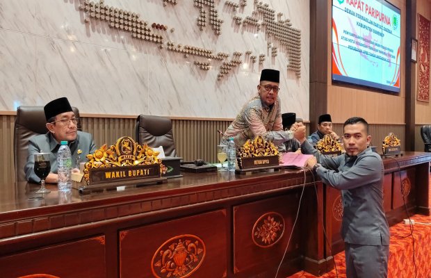 Foto: Wahyudi, Juru Bicara Fraksi PDI Perjuangan DPRD Sumenep Menyerahkan PU kepada Ketua DPRD (by. Ibnu)