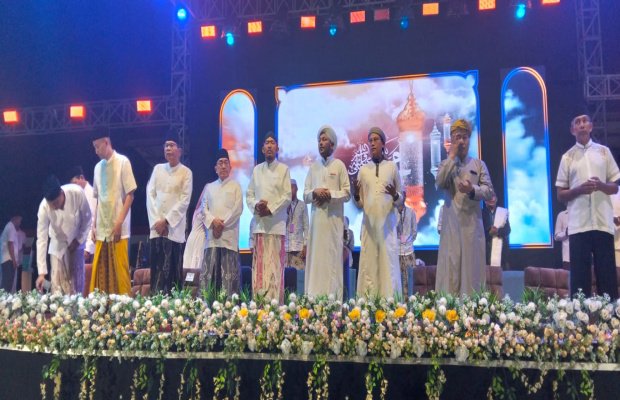 Foto: Ribuan Warga dan Pelajar di Sumenep Bersholawat bersama Majelis Attaufiq
