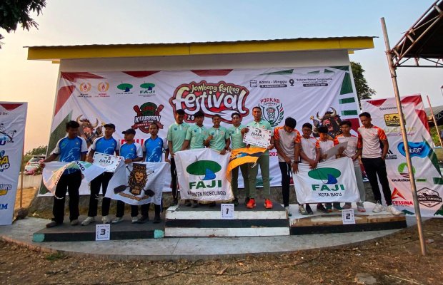 Foto: Tim Arum Jeramg Kabupaten Probolinggo Saat Menerima Mendali Penghargaan 