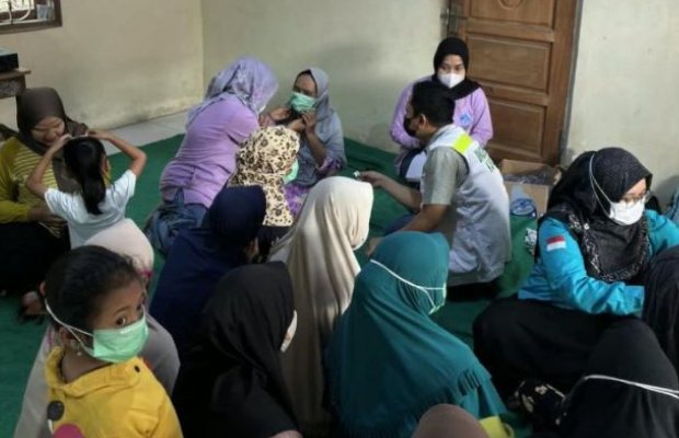 Foto: Suasana Pembagian Masker Kepada Masyarakat Terdampak Asap kebakaran TPA Galuga