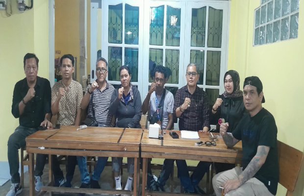 Foto: Wartawan Radar Sulteng, Bersama 7 advokat 