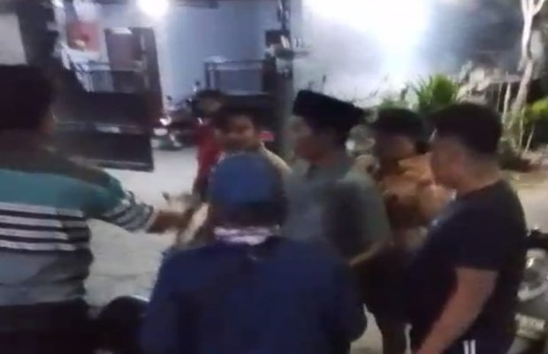 Foto: Tangkapan Layar Warga dan Oknum Polisi saat Bikin Gaduh di Perumahan Trunojoyo Regency