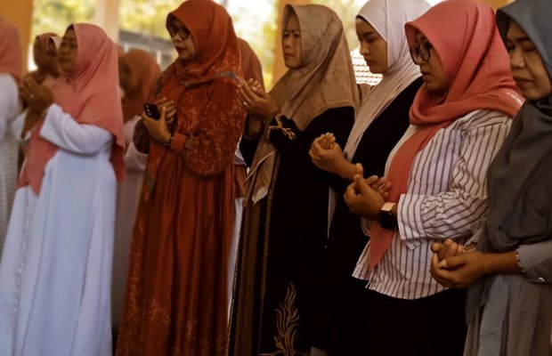 Foto: Istri Kades Sumberwringin bersama ketua LSN Jember.