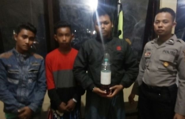 Foto: Tiga Pemuda sumenep saat diamankan petugas