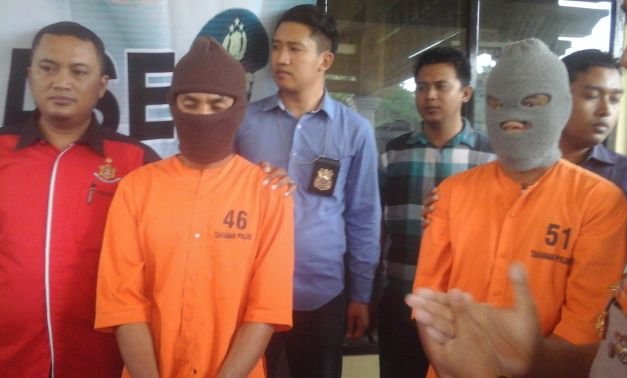 Foto: Yanto Arip (kiri) tersangka kasus penyalah gunaan sabu.