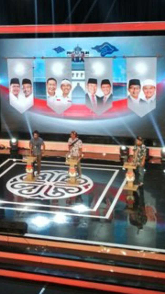 Suasana Persiapan Pengundian Nomor Urut Peserta Pilgub Jabar Di Dalam Gedung Youth Centre Sport Arcamanik, Jalan Pacuan Kuda nomor 140, Kota Bandung