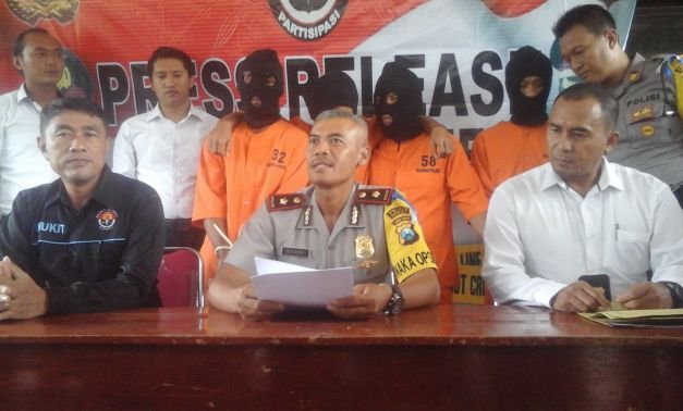 Foto : Dua Dari Kanan Pelaku Tersangka Kasus Pencurian Kendaraan Bermotor