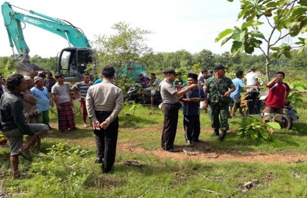 Ratusan Warga saat Melakukan Penolakan