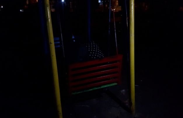 Foto Sepasang Kekasih yang Bercumbu di Areal Taman Monumen Arek Lancor Pamekasan
