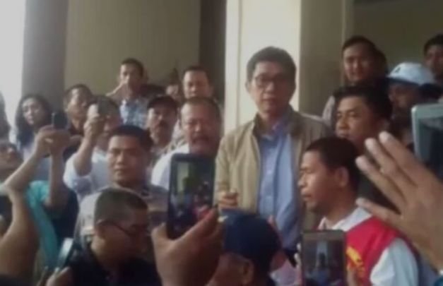 Foto: ER usai jalani sidang putusan di pengadilan tipikor Surabaya