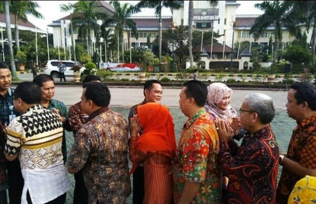 Pegawai Pemkab Bekasi saat Halal Bihalal dihari pertama masuk kerja usai cuti bersama Lebaran, Kamis (21/6/2018).