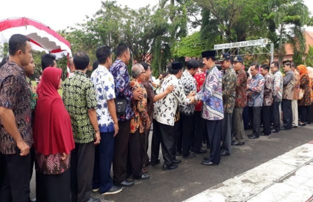 Foto: Pj. Bupati Pamekasan saat bersalam-salaman bersama segenap ASN