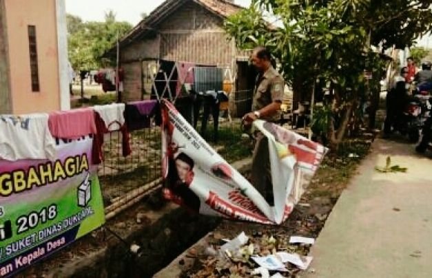 Satpol PP Kabupaten Bekasi saat menertibkan APK di Kecamatan Karangbahagia.