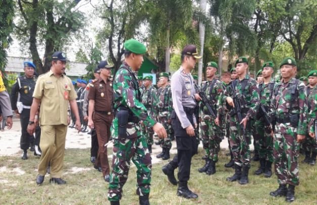 Foto : Kapolres Pamekasan bersama Dandim 0826, Kajari, Plt. Sekda dan beberapa Forpimda saat mengontrol pasukan apel pasukan