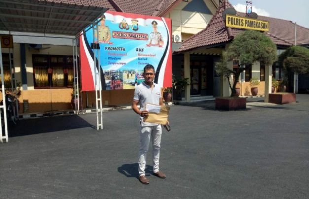 Foto : Perwakilan Anggota LSM KPK saat Hendak Pelaporan di Mapolres Pamekasan