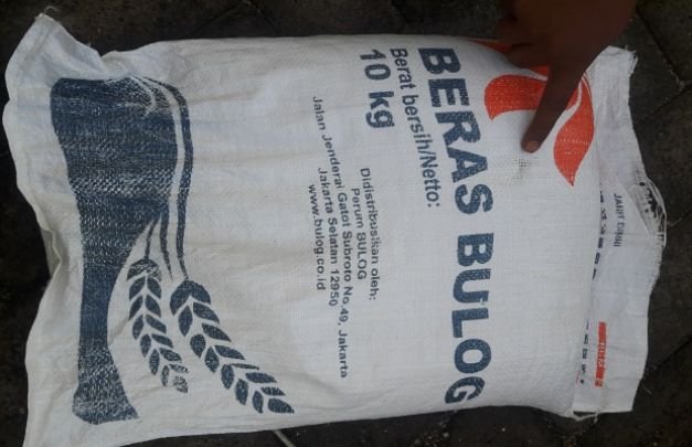 Foto : Bukti Adanya Lubang yang Diduga Tempat Pemotongan Beras di Sak