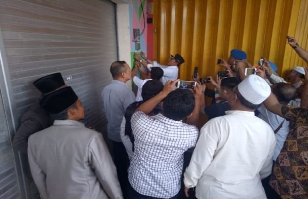 Bupati Baddrut saat Memberi Stiker Penyegelan di salah satu Tempat Hiburan Karaoke di Pamekasan