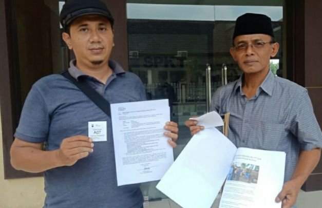 Foto: pelapor kasus pendistribusian adminduk menunjukka bukti laporannya