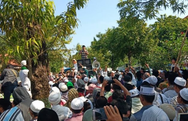 Foto: Ratusan massa saat demo kantor kpu pamekasan