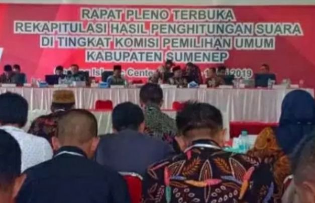 Foto: Pleno terbuka rekapitulasi penghitungan suara pemilu 2019 d KPU Sumenep