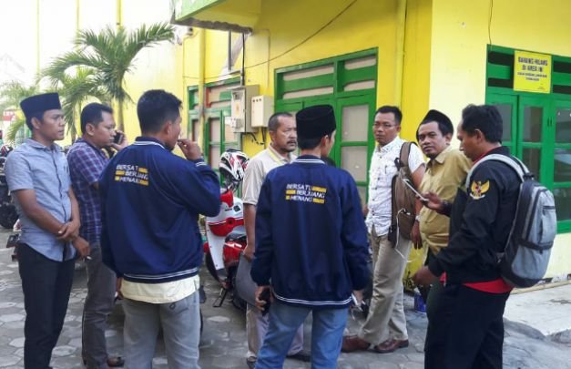 Foto: sejumlah saksi dan petinggi parpol di pamekasan berembuk sebelum tinggalkan arena pleno