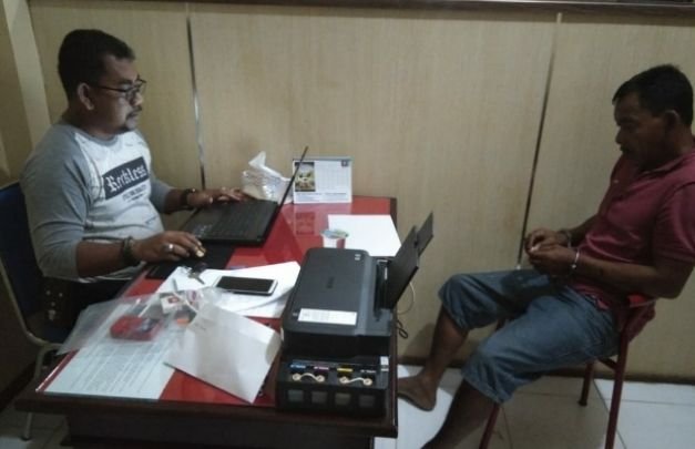 Foto: Tersangka Narkoba asal Tokerbuy saat menjalabi pemeriksaan petugas